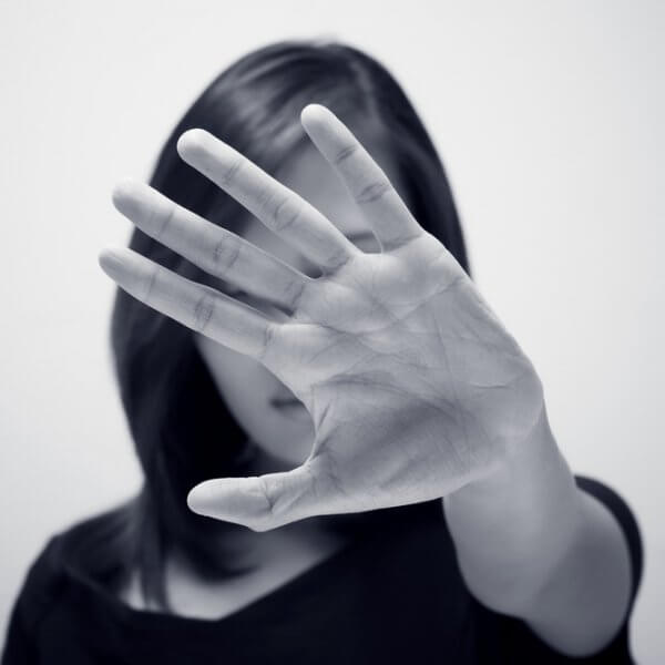 Mulher colocando distância com a mão na frente do manipulador