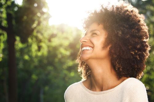 Mujer reflejando felicidad