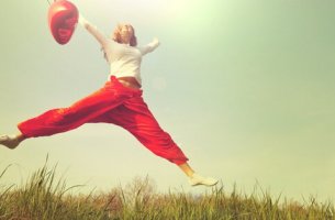 Mujer saltando con un globo