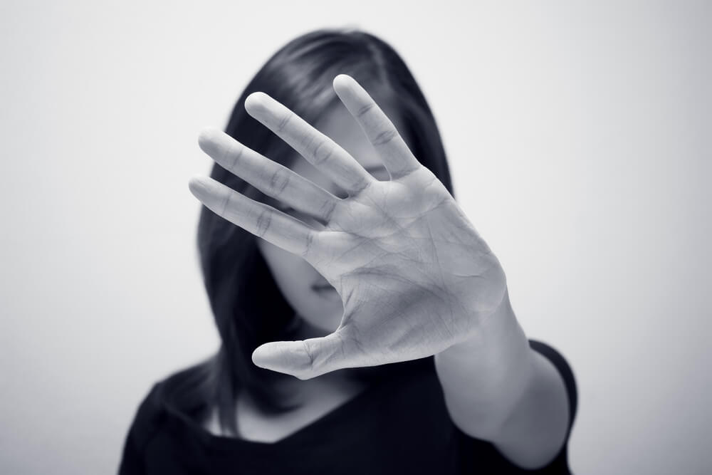 mujer-con-mano-delante-de-la-cara saber decir que no