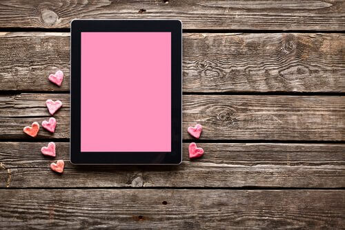 Tablet rosa simbolizando relaciones cibernéticas