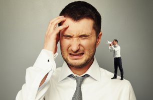 Cómo nos criticamos, hombre con pensamientos negativos