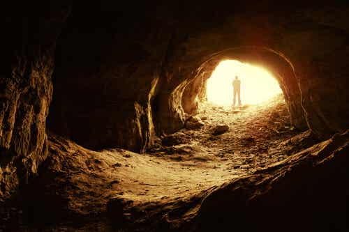Homme dans la grotte face à l'adversité
