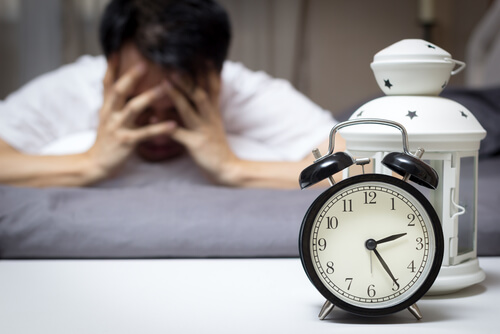 Hombre despierto por insomnio