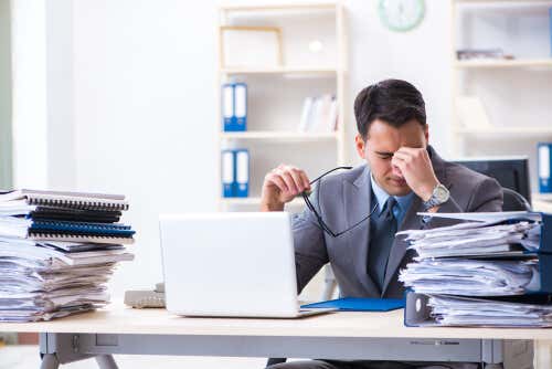 Hombre estresado simbolizando cuando la vida laboral no es compatible con la salud