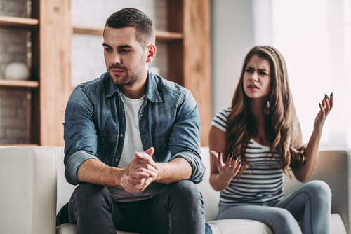 Mujer discutiendo con su pareja por la confianza