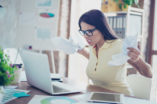 Mujer con estrés por exceso de información en el trabajo