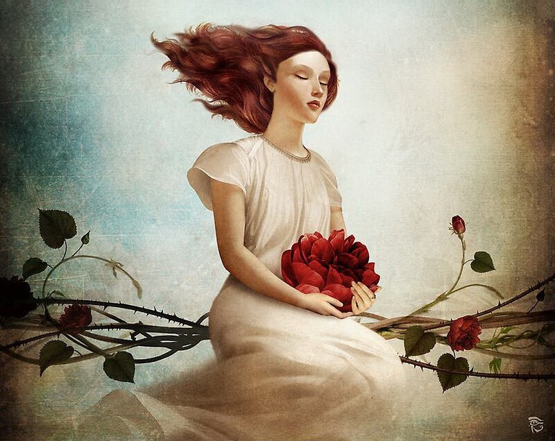 Mujer con rosa en las manos