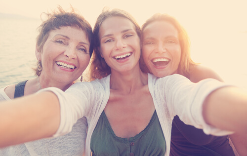 Amigas felices sonriendo