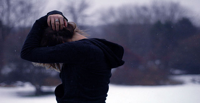 Mujer qeu intenta reprimir las emociones
