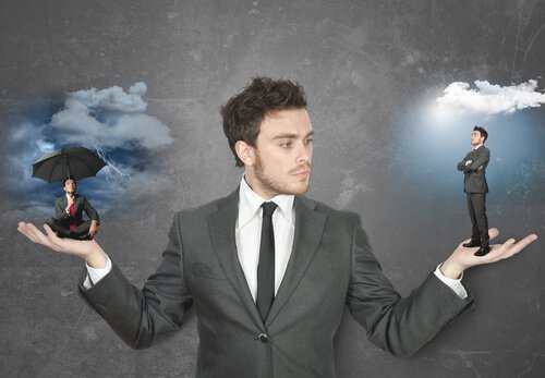 Hombre eligiendo entre positivo y negativo