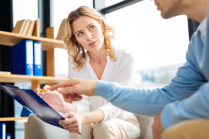 Hombre preguntando algo