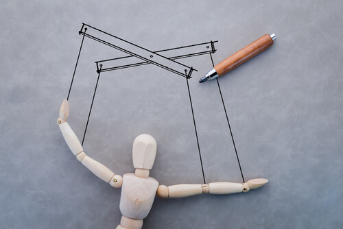 Marioneta que indica manipulación