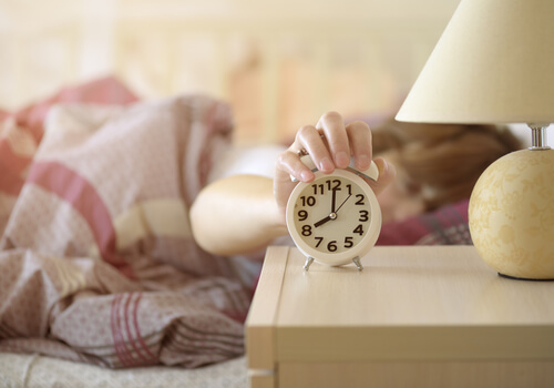 Mujer apagando su despertador