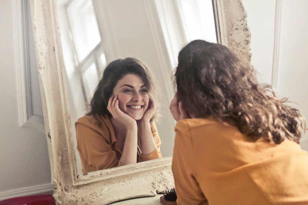 Mujer con buena autoestima viéndose al espejo