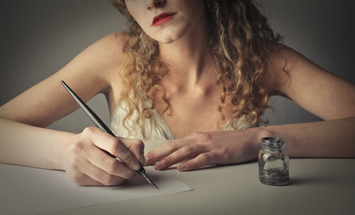 Mujer con tinta y pluma resistiendose a dejar de escribir a mano