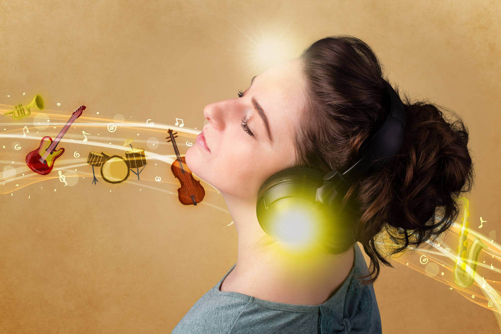 Mujer escuchando música clásica