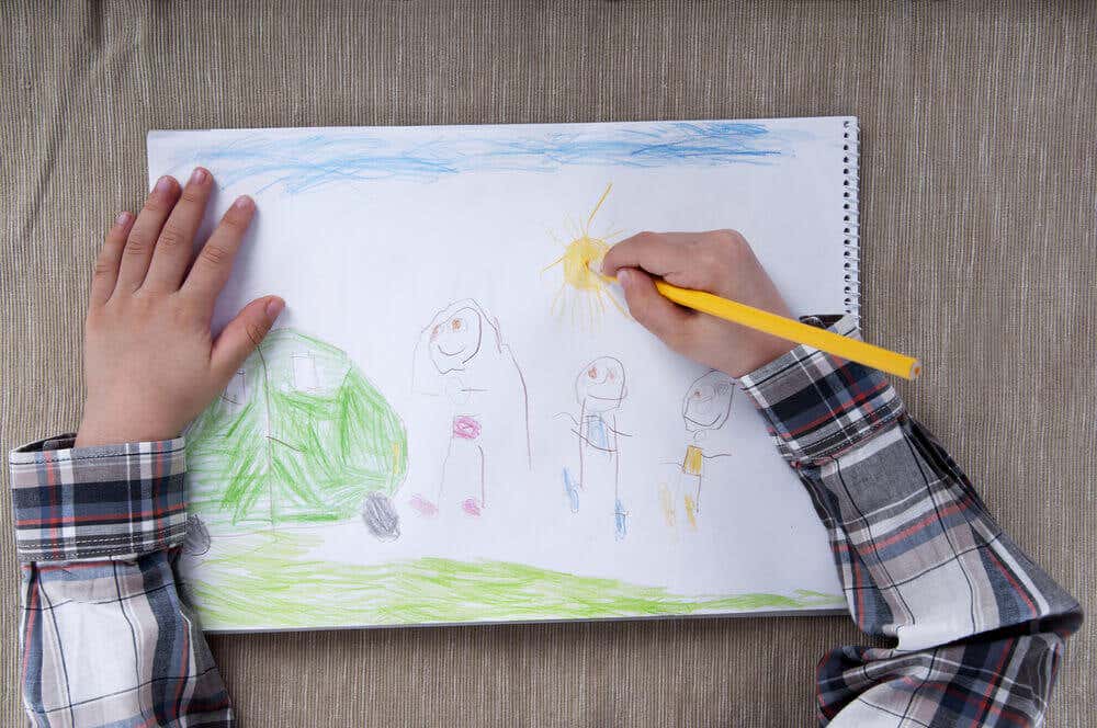Criança desenhando uma família