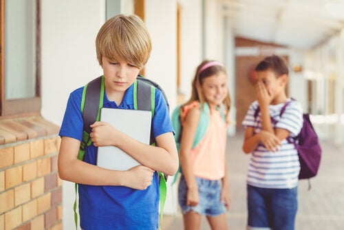 Niño triste por bullying escolar