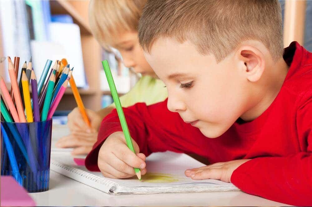 Crianças desenhando a família