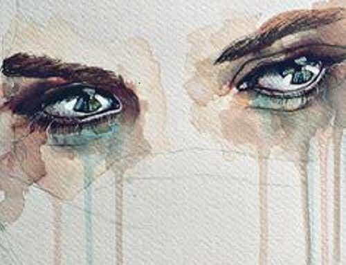 skadet kvinne gråter