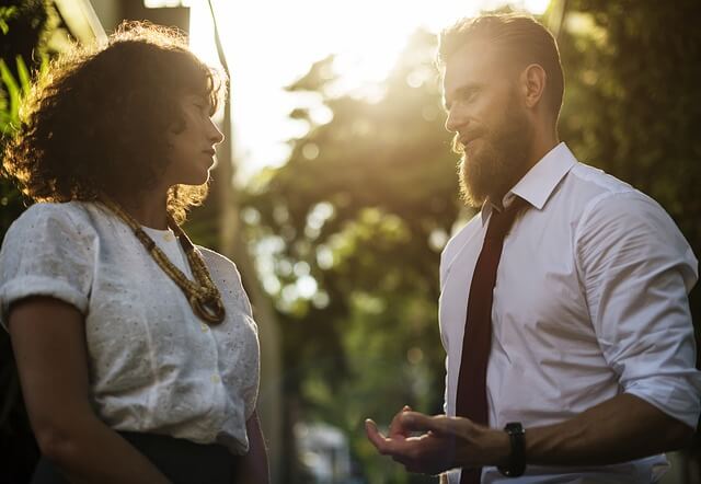 Homme établissant un contact visuel avec une femme