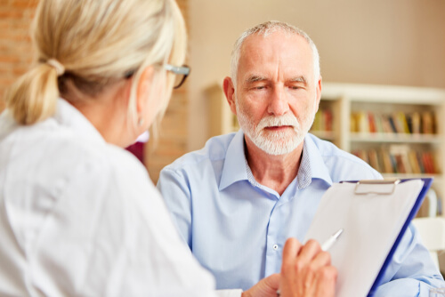 Médico con hombre que tiene Alzheimer 