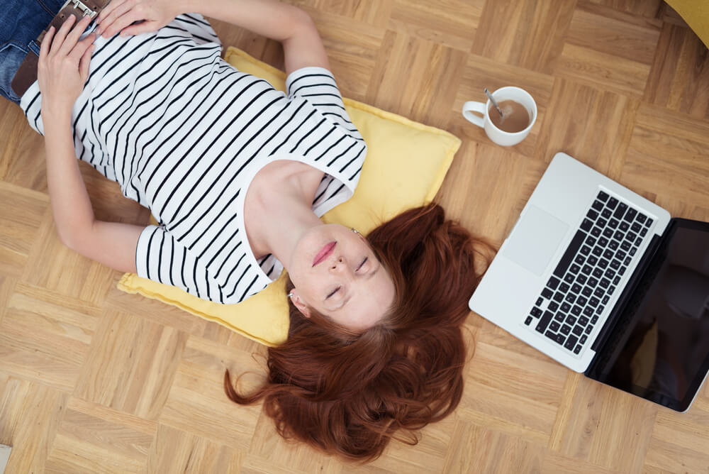 Mujer echándose la siesta