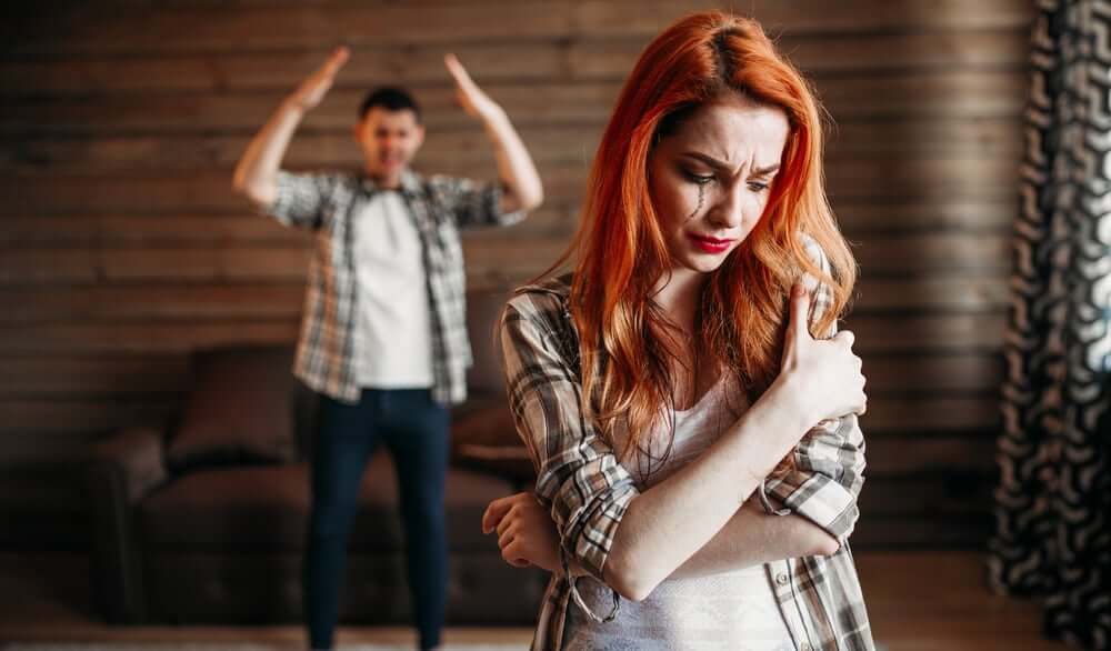 Mujer maltrato llorando y su pareja gritándole