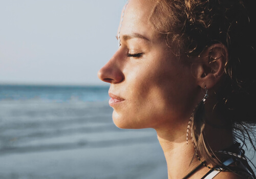 Mujer liberándose de pensamientos tóxicos