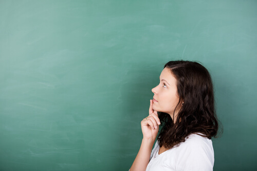 Mujer tratando de cambiar su pensamiento