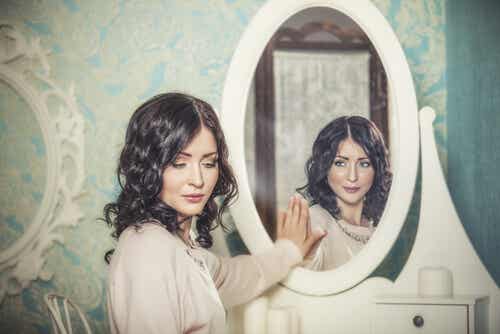 Mujer y su reflejo en el espejo