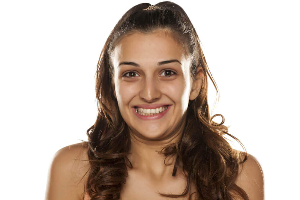 Mujer sonrisa forzada