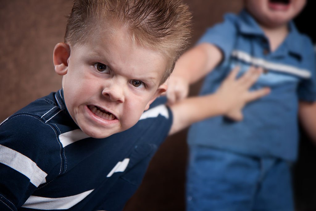 Niño agresivo