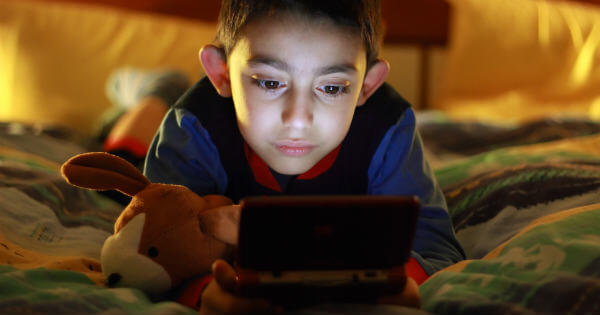 Niño con videojuego