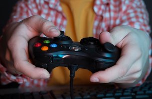 Niño con el mando de la consola jugando a videojuegos