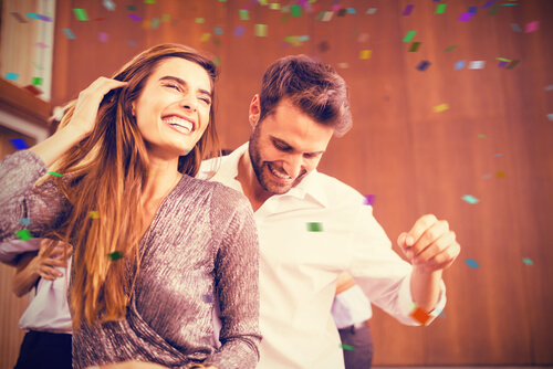 Pareja bailando y sonriendo