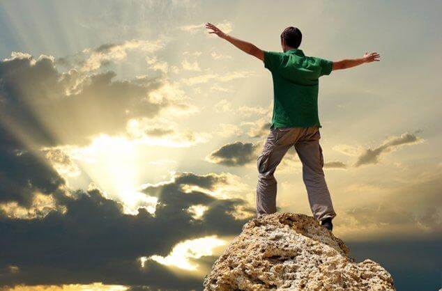 chico con brazos extendidos simbolizando la fuerza interior