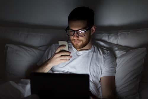 Hombre con romance por Internet usando el móvil