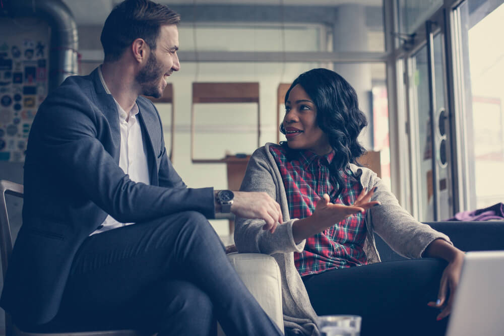 Amigos hablando sobre las claves para conversar