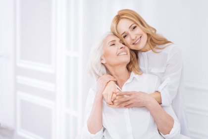 Hija apoyando a su madre