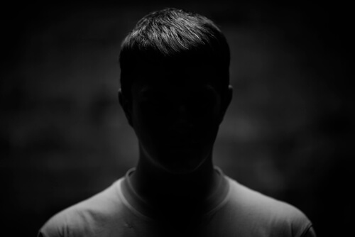 Homme avec une mauvaise pensée