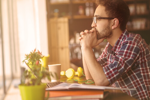 Hombre pensando en su espacio de trabajo simbolizando las personas emocionales y personas racionales