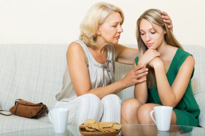 Madre apoyando a su hija