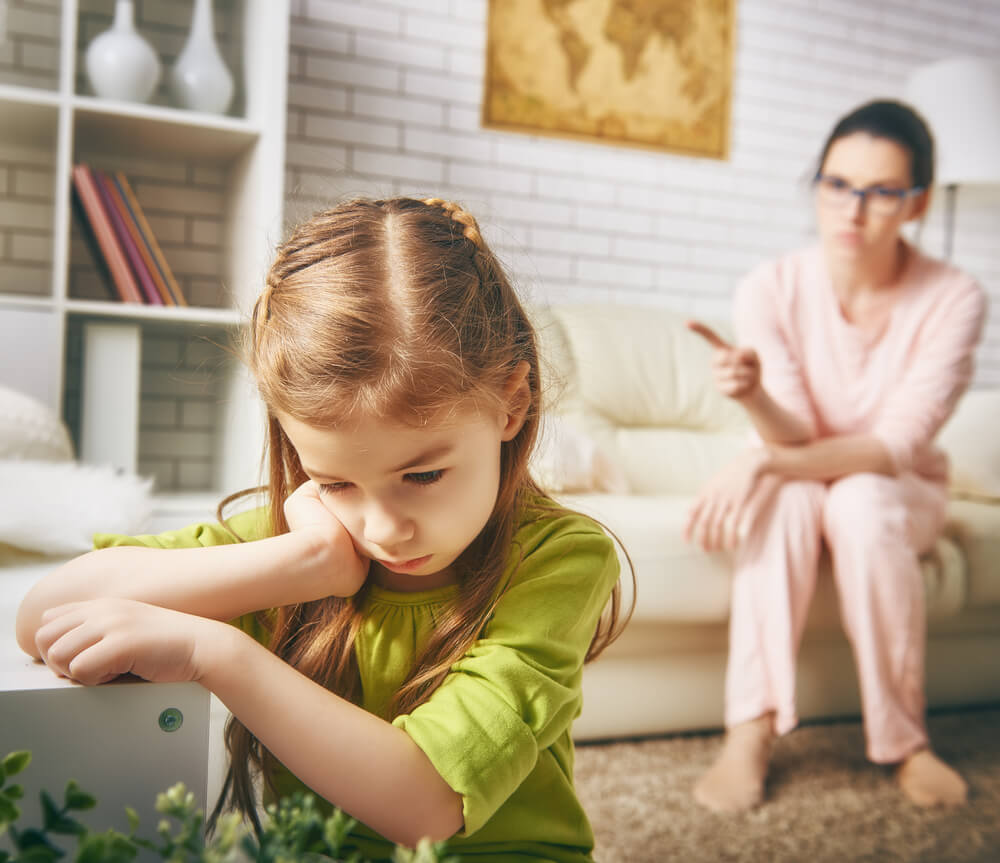 Madre castigando a su hija