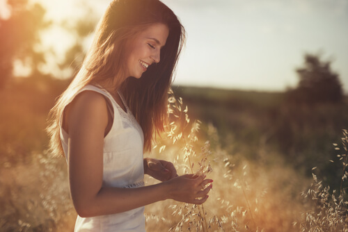 mujer feliz en el campo viviendo como quiere