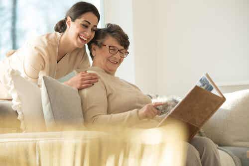 Mujer reflejando felicidad mientras acompaña a una persona mayor