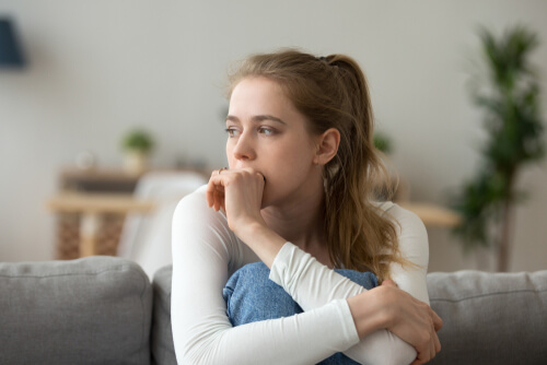 Femme réfléchie supprimant ses émotions