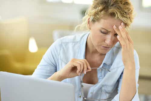 Mujer estresada frente a la computadora