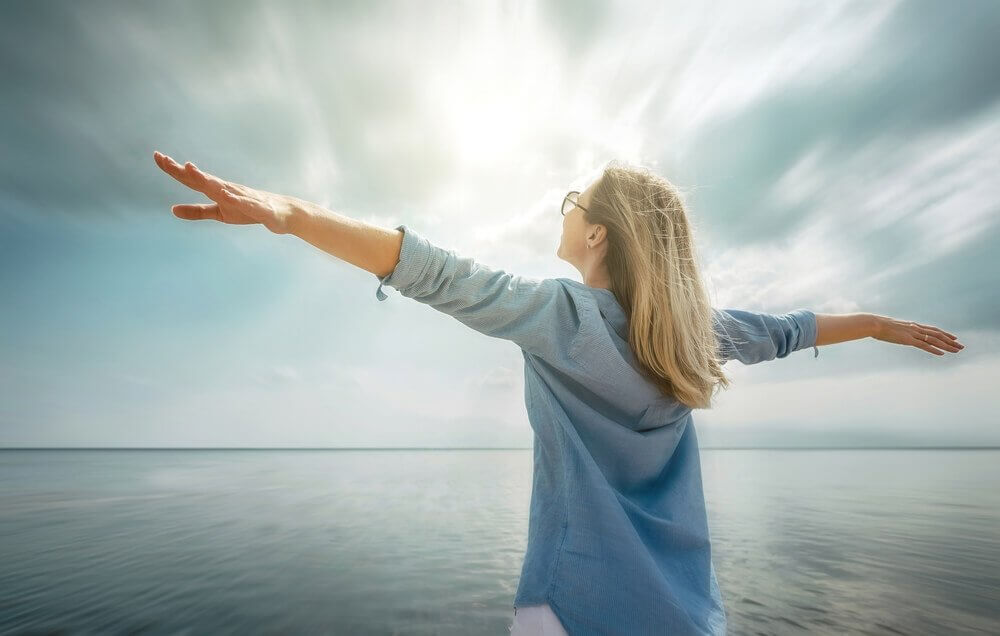 Mujer feliz que piensa que nada es imposible